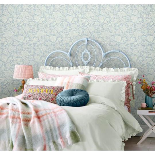 svetlomodra kvetinova vzorovana tapeta rustikalna vintage byt spalna obyvacia izba stena dekoracia rekreacny dom restauracia.jpg